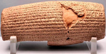 Указы о правах человека, которые были изданы Киром, были начертаны на аккадийском языке на цилиндре из обожжённой глины.